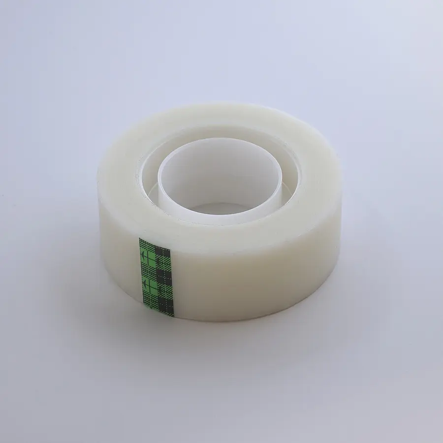 Góc học tập của học sinh trung học cơ sở với bìa hồ sơ chia màu theo môn và giấy note đánh dấu